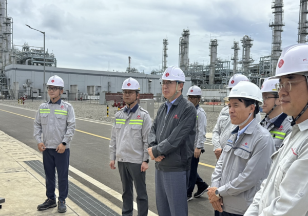 이영준 롯데케미칼 대표가 인도네시아 라인프로젝트 현장을 살펴보고 있다. 사진=롯데케미칼