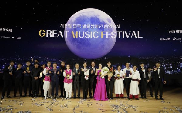 지난 2024년 10월24일 서울 강남구 코엑스에서 열린 제8회 GMF 시상식 후 명성 SK어스온 사장(오른쪽에서 9번째)과 수상자 및 내빈들이 기념 촬영을 하고 있다. 사진=SK이노베이션