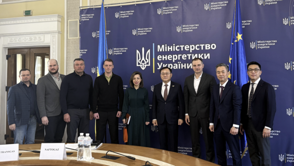 명노현 LS 부회장(오른쪽 네 번째)이 4월 초, 우크라이나 키이우에서 에너지부, 농업정책·식품부, 경제부 인사들과 만나 상호협력 방안을 논의했다. 사진=LS