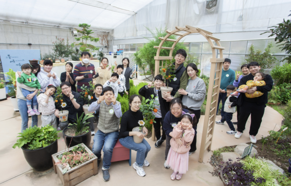 봉사활동에 참여한 SK 구성원들과 가족이 기념사진을 촬영하고 있다. 사진=SK케미칼