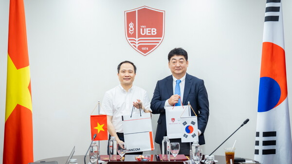 (왼쪽부터) 르 쭝 타잉(Le Trung Thanh) 국립경제대학교 총장, 진성식 한컴 최고수익책임자(CRO). 사진=한글과컴퓨터