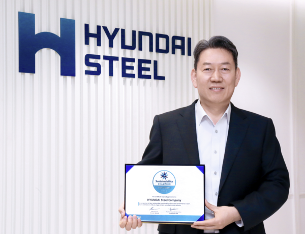 서강현 현대제철 사장이 세계철강협회로부터 수상한 '2025 WSA 지속가능성 챔피언 인증서'를 들고 있다. 사진=현대제철