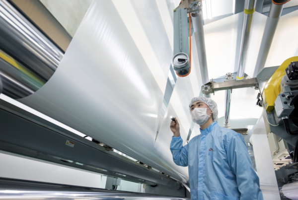 SK아이이테크놀로지 직원이 분리막을 살펴보고 있다. 사진=SKIET