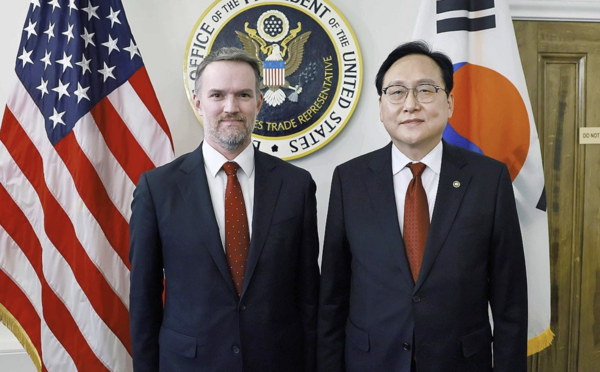 산업통상자원부 정인교 통상교섭본부장(오른쪽)이 8일(현지시간) 미국 워싱턴 D.C. 미국 무역대표부 회의실에서 미국 관세 조치 등 통상현안 관련 제이미슨 그리어 미국 무역대표부 대표와 면담에 앞서 기념촬영하고 있다. 사진=연합뉴스
