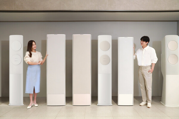 삼성전자 모델이 2025년형 가정용 AI 에어컨 라인업을 소개하고 있다. 사진=삼성전자