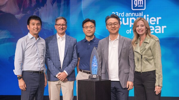 미국 애리조나주에서 열린 '제33회 올해의 공급사 시상식'에서 은석현 LG전자 VS사업본부장 부사장(왼쪽에서 네번째)과 오해진 VS북미법인장 상무(왼쪽에서 세 번째) 등이 크리스틴 토스 GM 전장부품·소프트웨어·커넥티비티 구매 총괄(왼쪽에서 다섯 번째)과 기념사진 촬영을 하고 있다. 사진=LG전자