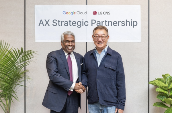 현신균 LG CNS CEO(오른쪽)와 토마스 쿠리안 구글 클라우드 CEO가 아시아태평양지역 및 미주지역에서의 클라우드 기반 AX사업 다각화에 대해 논의 후 기념사진을 촬영하고 있는 모습. 사진=LG CNS