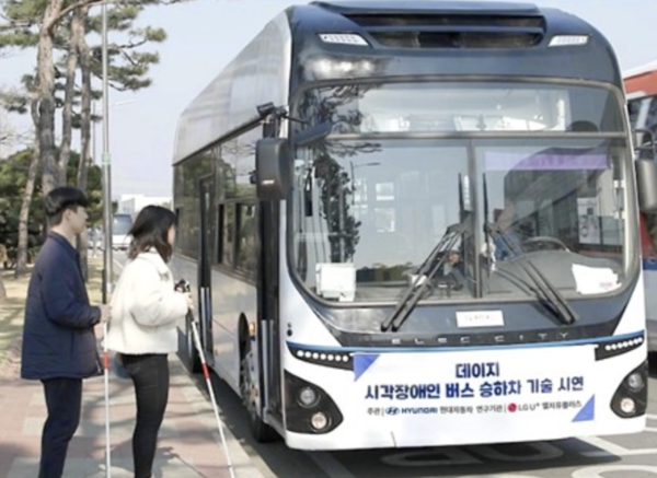 시각장애인 버스 승하차 기술 시연. 사진=LG유플러스