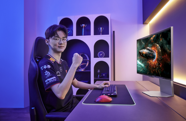 T1의 페이커 선수가 '오디세이 OLED G8'을 체험하고 있다. 사진=삼성전자