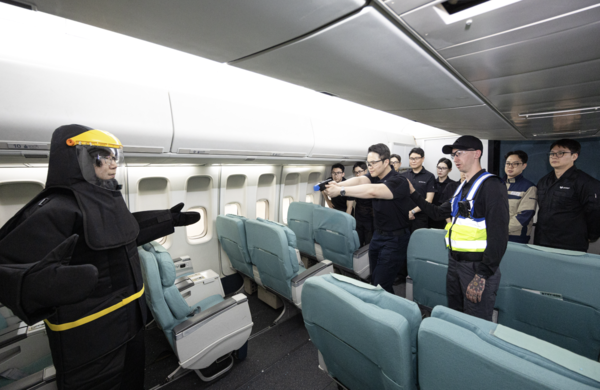 대한항공이 15일부터 17일까지 사흘간 서울 강서구 대한항공 객실훈련센터에서 미국 글로벌 보안기업 액손(AXON) 주관 에어테이저 전문 교관 양성 교육을 실시하고 있다. 사진=대한항공 