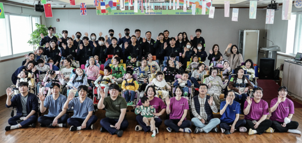 HS효성첨단소재가 17일 장애인의 날을 맞아 '영락애니아의 집'을 방문해 봉사활동을 하고 후원금을 전달했다. 사진=HS효성