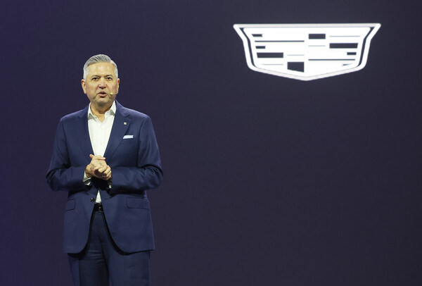  16일 경기도 광명 아이벡스 스튜디오에서 열린 캐딜락 '더 뉴 에스컬레이드' 공개 행사에서 헥터 비자레알 한국GM 사장이 발언하고 있다. 사진=연합뉴스