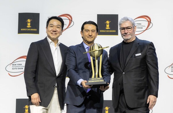 16일(현지시간) 열린 '2025 월드카 어워즈'에서 (왼쪽부터) 이상엽 현대제네시스글로벌디자인담당 부사장, 호세 무뇨스 현대차 대표이사 사장, 루크 동커볼케 현대차그룹 CDO(글로벌디자인본부장) 겸 CCO(최고크리에이티브책임자) 사장이 기념사진 촬영을 하고 있다. 사진=현대차그룹