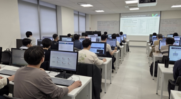 AI 교육 과정에 참여한 삼성전자 임직원들이 강의를 듣고 함께 과제를 진행하고 있는 모습. 사진=삼성전자