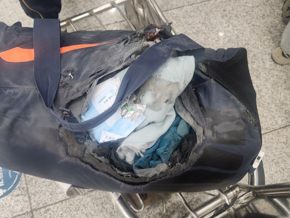 A씨가 공개한 아시아나항공 이용 중 훼손된 수하물 모습. 사진=보배드림 캡처