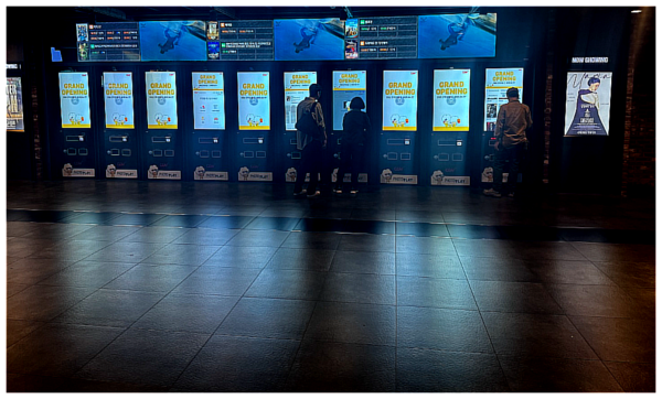 지난 20일 오후 서울 용산구에 있는 CGV 용산아이파크몰에서 관람객이 티켓을 예매하고 있다. 사진=양찬혁 기자