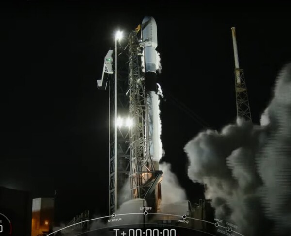 22일 오전(한국시간) 미국 플로리다주 케이프 커너베럴 우주군기지에서 대한민국 정찰위성 4호기가 실린 스페이스X사의 팰컨-9 발사체가 발사되고 있다. 사진=한화시스템