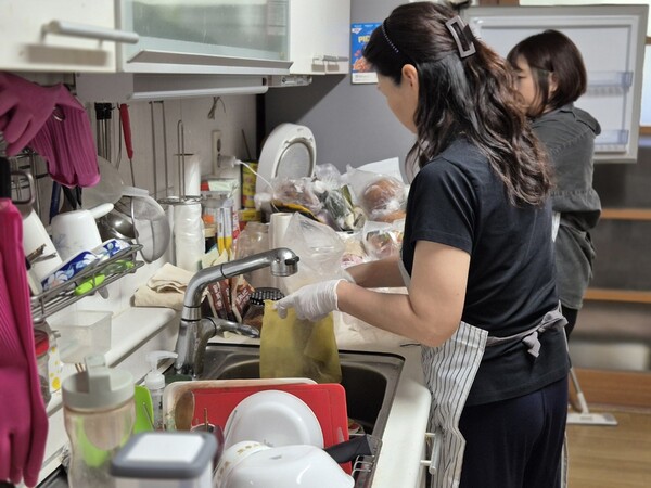 주방정리 매니저가 홀몸 어르신 가정을 방문해 냉장고와 주방을 정리하고 있다. 사진=용인시