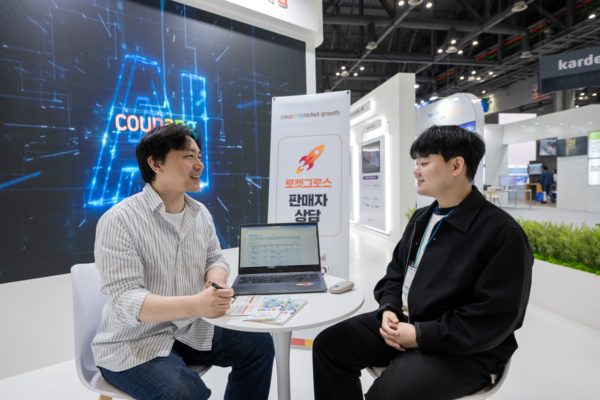 2025 물류산업대전 행사장에 설치된 쿠팡 부스에서 한 관람객이 로켓그로스 입점 상담을 받고 있다. 사진=쿠팡