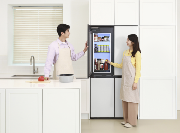 삼성전자가 '푸드 쇼케이스' 도어를 적용한 '비스포크 AI 하이브리드 키친핏 맥스' 냉장고를 선보였다. 사진=삼성전자