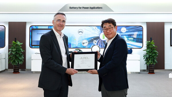 (왼쪽부터) 닉 웰스 JLR 중국·아시아태평양 지역 구매 총괄책임자, 박정호 삼성SDI 중국 톈진법인장. 사진=삼성SDI