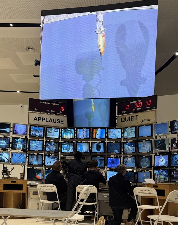 지난 24일 서울 중구 동대문디자인플라자에서 열린 '현대카드 컬처 프로젝트 29 톰 삭스 전' 기자간담회에서 톰 삭스의 작업 세계를 경험할 수 있는 퍼포먼스 형식의 프로그램인 '라이브 데몬스트레이션'이 진행되고 있다. 사진=양찬혁 기자