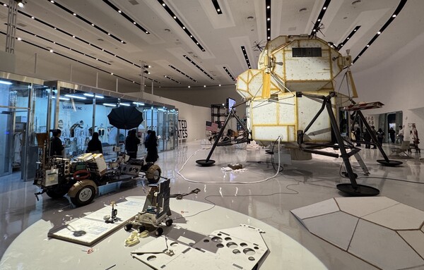 미 항공우주국(NASA)의 달 착륙선을 톰 삭스만의 브리콜라주 기법을 활용해 실제 크기로 재현한 작품인 'LEM'(오른쪽)이 전시돼 있다. 사진=양찬혁 기자