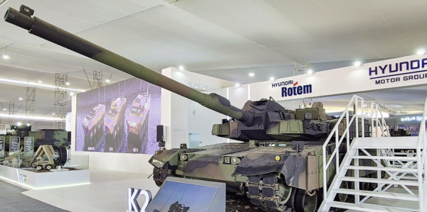 '제10회 국제 국방 및 재난 방지 기술 전시회'에 전시된 K2 전차. 사진=현대로템