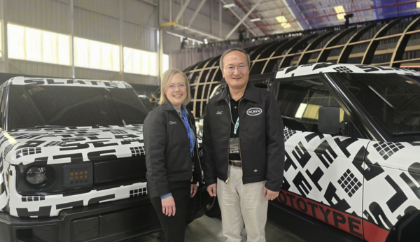 이석희 SK온 대표이사 사장(우측)과 크리스 바먼(Chris Barman) 슬레이트 최고경영책임자(좌측)가 24일(현지시간) 미국 캘리포니아주 롱비치에서 열린 슬레이트 신차 공개 행사 중 기념 촬영을 하고 있다. 사진=SK온