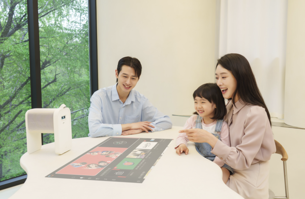 삼성전자 모델이 터치 인터랙션 기능이 탑재된 프리미엄 가정용 프로젝터 '더 프리미어5'를 체험하고 있다. 사진=삼성전자