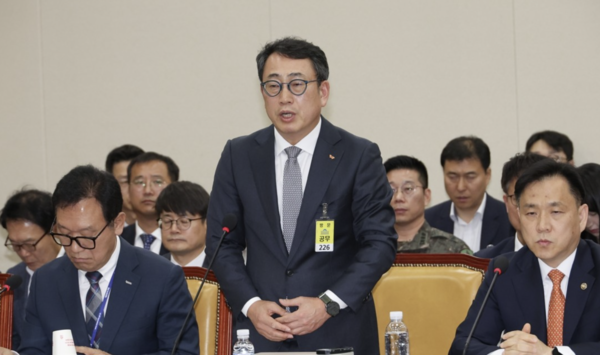 유영상 SK텔레콤 대표이사가 30일 국회 과학기술정보방송통신위원회의에서 열린 방송통신 분야 청문회에서 유심 해킹 사태에 대해 사과하고 있다. 사진=연합뉴스