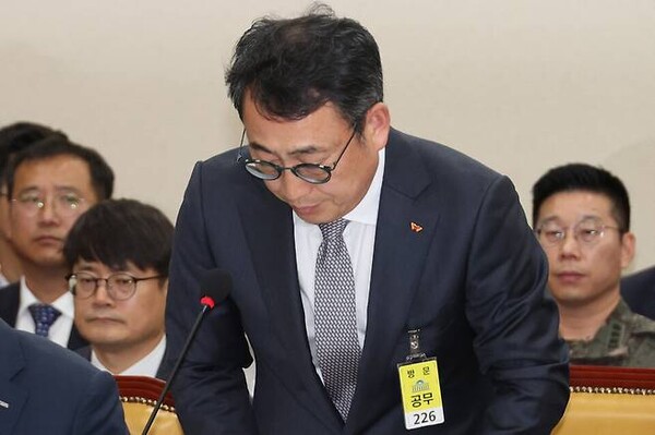 유영상 SK텔레콤 대표이사가 30일 국회 과학기술정보방송통신위원회의에서 열린 방송통신 분야 청문회에서 유심 해킹 사태에 대해 사과하고 있다. 사진=연합뉴스