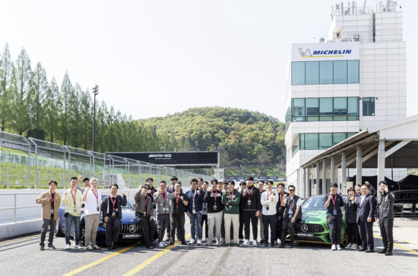 용인 AMG 스피드웨이에서 열린 고객 초청 행사 'AMG & SUV Experience Day' 단체 기념촬영 모습. 사진=HS효성더클래스