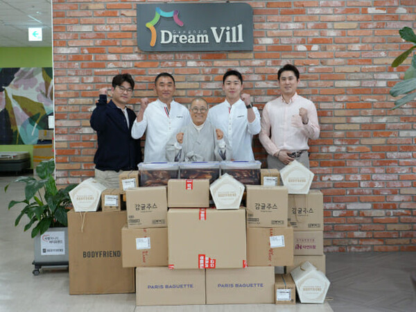 강남드림빌 원장(가운데) 우영미 수안스님과 바디프랜드 직원복지팀을 포함한 바디프랜드 관계자들이 기념촬영을 하고 있다. 사진=바디프랜드