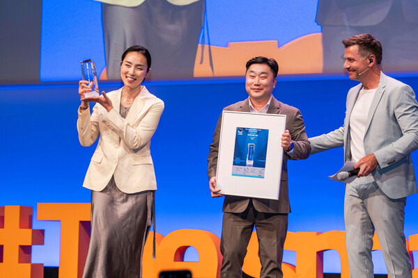 곽현영 삼성SDI 중대형 마케팅팀장(상무)이 '어워드 위너' 트로피를 수상하고 있다. 사진=삼성SDI