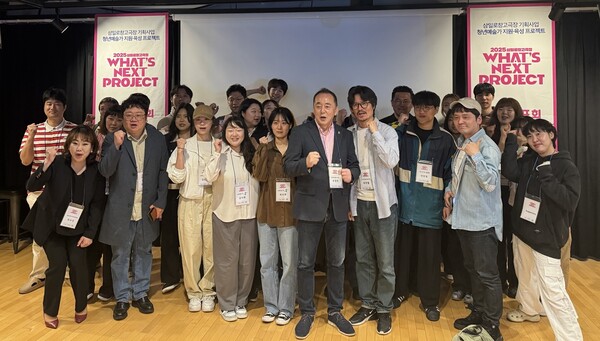 지난 7일 서울 중구 삼일로창고극장에서 열린 '왓츠 넥스트 프로젝트' 제작발표회에 관계자들이 참석해 단체사진을 촬영하고 있다. 사진=양찬혁 기자