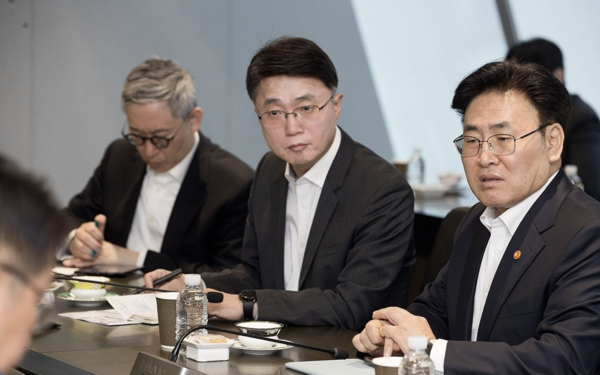 유상임 과학기술정보통신부 장관이 지난달 30일 서울 중구 SK텔레콤 본사에서 사고 현장 및 조치 현황을 점검하고 있다. 사진=연합뉴스