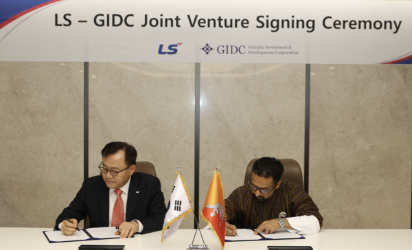 명노현 LS 부회장이 9일, LS용산타워에서 우즈왈 딥 다할 GIDC CEO를 비롯한 주요 관계자들과 만나 LS와 부탄 정부의 산하기관인 GIDC가 합작법인을 설립키로 계약했다. 사진=LS