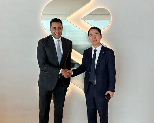 신학기 은행장(오른쪽)이 스탠다드차타드은행 UK본부 사이프말릭(Saif Malik) 대표를 예방하고 기념촬영을 하는 모습, 사진=Sh수협은행