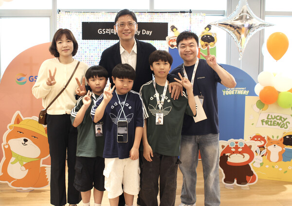 '패밀리 데이(Family Day)'에서 허서홍 GS리테일 대표이사(뒤쪽 가운데)가 임직원 가족과 기념사진을 찍고 있다. 사진=GS리테일