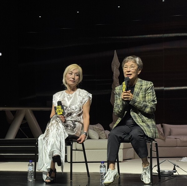 지난 19일 서울 중구 국립극단 명동예술극장에서 열린 연극 '헤다 가블러' 기자간담회에서 박정희 연출이 질문에 답하고 있다. 사진=양찬혁 기자