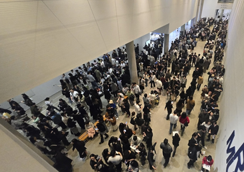 '론 뮤익' 전시 관람 현장 모습. 사진=국립현대미술관