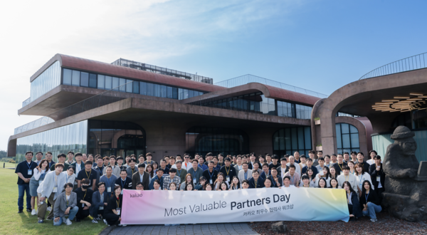 카카오 임직원들이 파트너사와 '2025 카카오 MVP 파트너스데이' 기념 촬영을 하는 모습. 사진=카카오