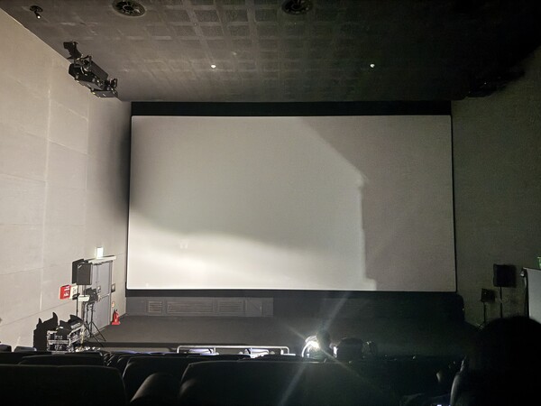 전력 차단으로 암전된 CGV 용산아이파크몰 상영관 모습. 사진=양찬혁 기자