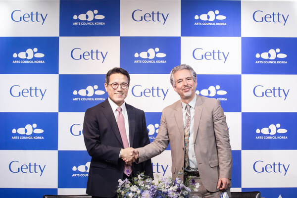정병국 한국문화예술위원회 위원장(왼쪽)과 앤드류 페르척 게티연구소 부소장. 사진=한국문화예술위원회
