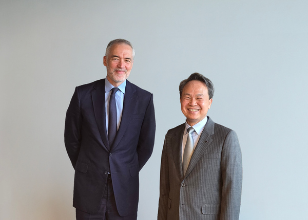 20일 런던에서 (사진 오른쪽)진옥동 신한금융그룹 회장과 앤써니 굿맨 골드만삭스 인터내셔널 공동대표가 기념촬영을 하고 있다, 사진=신한금융