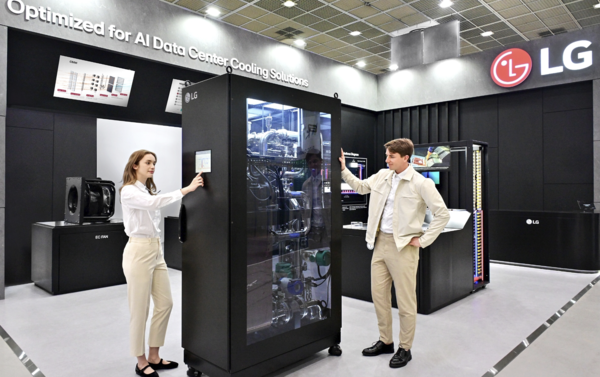 지난달 미국 워싱턴 D.C에서 열린 ‘데이터센터월드(Data Center World) 2025’에서 모델들이 AI 데이터센터 액체 냉각 솔루션인 CDU(Coolant Distribution Unit; 냉각수 분배 장치)를 소개하고 있다. 사진=LG전자