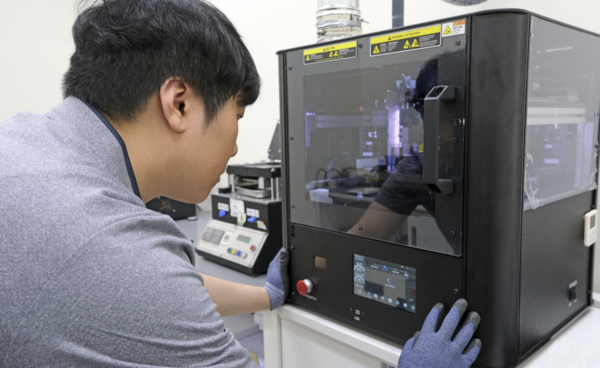 삼성전자서비스 엔지니어가 전문 장비를 활용해 스마트폰 디스플레이 단품 수리를 하는 모습. 사진=삼성전자서비스