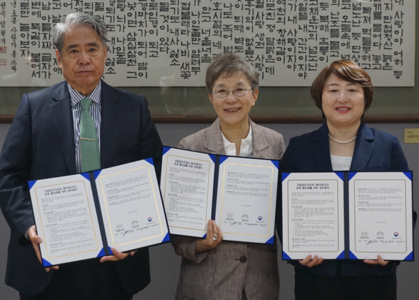 국립극단-국립극장 업무협약식, (왼쪽부터) 박인건 국립극장 극장장, 박정희 국립극단 단장 겸 예술감독, 신은향 문화체육관광부 예술정책관. 사진=국립극단