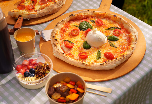 29일 아동시설 서울 꿈나무마을에서 진행된 '밥먹차' 행사에서 제공된 화덕피자, 큐브야채스테이크, 요거트볼과 과일주스. 사진=티앤씨재단